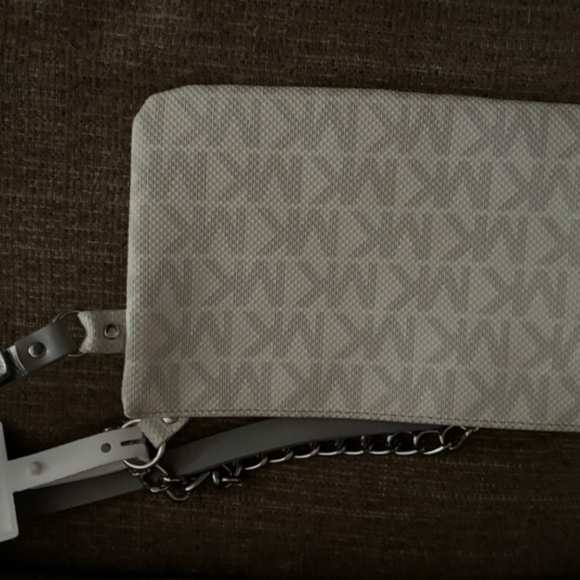 NWT Michael Kors White Wristlet w/Metal Chain and Silver Shoulder Handle - Picture 4 of 9